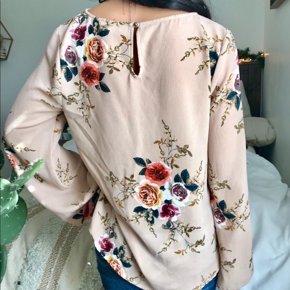Bell sleeve floral top - Picture 2 of 2